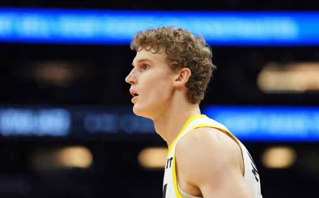 马尔卡宁高效引领爵士险胜 季前赛关键一战